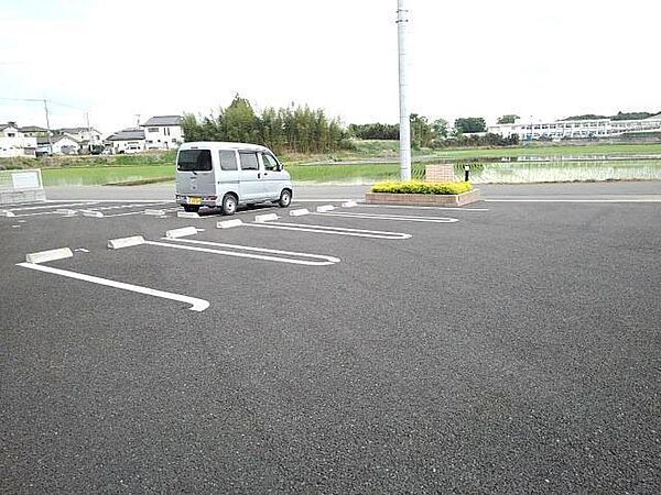 画像12:駐車場