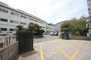 小学校「徳島市立八万小学校まで1028m」八万小学校