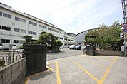 小学校「徳島市立八万小学校まで987m」
