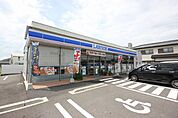 コンビニ「ローソン小松島日開野町店まで374m」