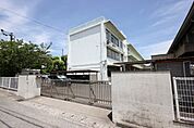 小学校「徳島市立昭和小学校まで921m」