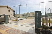 小学校「徳島市立沖洲小学校まで1356m」