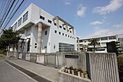 中学校「徳島市立八万中学校まで933m」