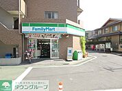 ファミリーマート 徒歩8分。コンビニ 640m