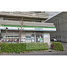 コンビニ「ファミリーマートまで400m」ファミリーマート