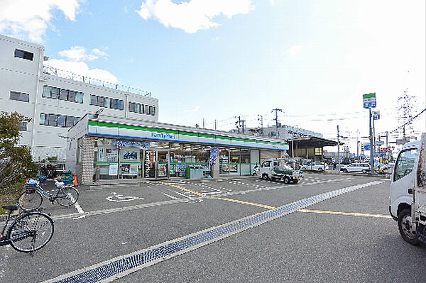 周辺：ファミリーマート 枚方田口五丁目店（885m）