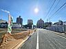 外観：前面道路はすっきりとした幅員8Mの公道ですので、大変開放感がございます。