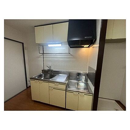 サープラスワンアカハネ_内装_3