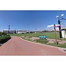 公園「佐久市市民交流ひろばまで864ｍ」