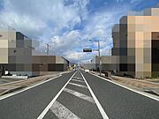 前面道路幅員約16m（歩道部分も含む）