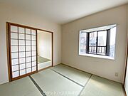 和室　角部屋のため出窓があります♪