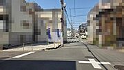 【前面道路含む現地】見通しの良い角地。前面道路幅は北側・東側ともに約6.0mとゆとりがあるので、お車同士のすれ違いや駐車も楽に行えます。