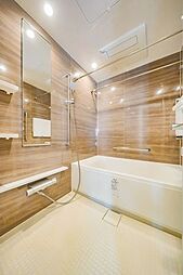 1418サイズの浴室。落ち着いた色合いに包まれながら、ゆったりと湯船に浸かり、一日の疲れを癒すくつろぎの時間を過ごせます。