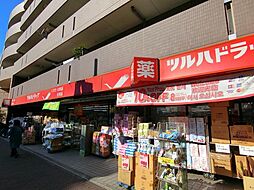 ツルハドラッグ新城駅前店 医薬品や化粧品をはじめ、日用品や食品なども取り扱うドラッグストア。毎日の暮らしに必要な品々を身近で揃えられ、日常のお買い物に重宝する店舗です。 380m
