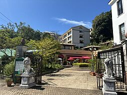 ヨーロッパ風の建築が並ぶ自然豊かで湧水が出る「フィオーレの森」なだらかで緑の多い斜面にあり、湧き出る霊水を祀る星の礼拝堂などの神聖な建物が、訪れた人々を魅了します 1920m