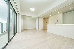 ワイドスパンのLDKは、横方向への広がりが魅力。ゆとりある空間で、心地よい暮らしを楽しめます。※CG加工による清掃・補修後のイメージ画像です。現況には傷・汚れがあり、補修には別途費用がかかります。