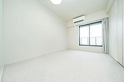 大きな窓から自然光が差し込む居室。明るく心地よい空間で、穏やかな時間を過ごせます。※CG加工による清掃・補修後のイメージ画像です。現況には傷・汚れがあり、補修には別途費用がかかります。