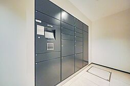 不在時でも荷物を受け取れる宅配ボックスを設置。帰宅時間を気にせず荷物の受け取りができ、忙しい毎日をサポートします。ネットショッピングを利用する機会が多い方にも便利な設備です。