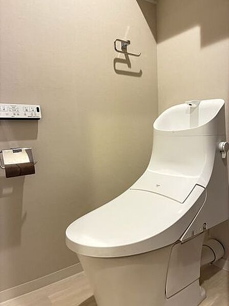 トイレは温水洗浄便座付です。