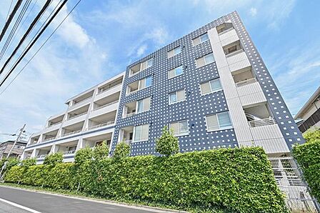 重厚感とモダンデザインが調和するタイル張りの佇まい。