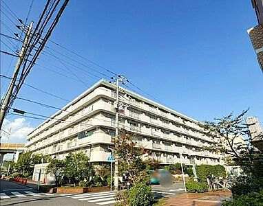 外観:武蔵小杉の街に佇む、大規模レジデンス。駅周辺の充実した利便性を身近に享受しながら、落ち着いた住環境で暮らせる住まいです。 外観:武蔵小杉の街に佇む、大規模レジデンス。駅周辺の充実した利便性を身近に享受しながら、落ち着いた住環境で暮らせる住まいです。