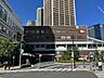 周辺：武蔵小杉東急スクエア 駅直結の利便性を誇る商業施設。日々の買い物に便利な店舗から飲食店、サービスまで揃い、通勤・通学の途中にも立ち寄りやすく、武蔵小杉の暮らしを身近で支えてくれます。 1180m