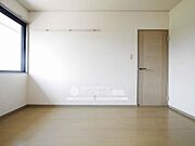 シンプルな室内は、住む人の個性が活きる空間に