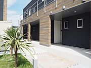 スタイリッシュな外観に木のぬくもり