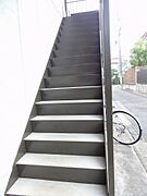 2階へと続く階段です。