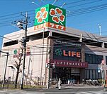 ライフ子母口店 徒歩8分。 570m