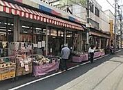 株式会社十字屋商店 徒歩3分。 240m