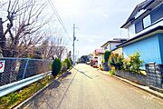 物件の東側前面道路（北側から）［2026年3月9日撮影］