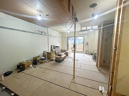 2026年9月完成予定 室内リノベーション工事中です。普段は見ることのできない部分も確認できます。内覧お気軽にお申し付けください。
