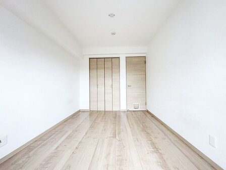 【洋室(2)(約6帖)】クローゼットの付いたお部屋です。