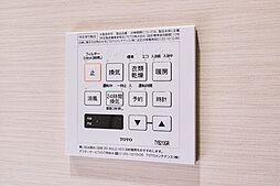 【浴室暖房乾燥機】雨の日などに心強い浴室乾燥機付。カビ防止にもなる嬉しい設備です。