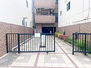 【エントランスアプローチ】建物エントランスにつながるアプローチ。