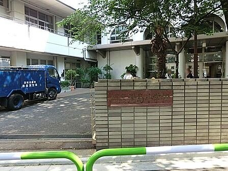 文京区立湯島小学校 徒歩3分。 200m