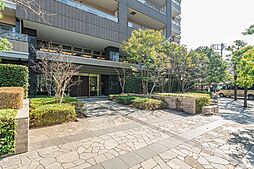 【エントランス】住まう方、訪れる方を迎える明るく広いエントランスはいつも綺麗に掃除されています。
