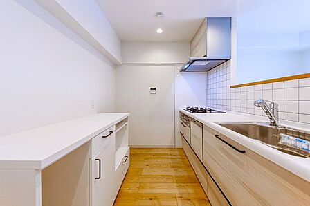 広々とした作業スペースがあり、お料理がはかどりそうなキッチン！収納スペースも豊富です。