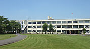 私立関東学園大学（885m）