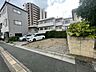 外観：前面道路は歩道も整備され、小さなお子様にも安心です。 