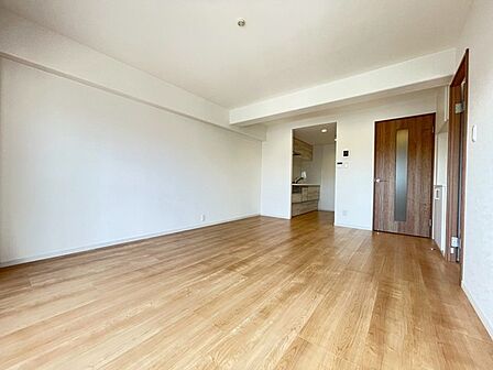 たっぷりの陽光と、心地よい風が舞い込みます。
