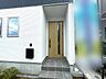 玄関：ポーチのついた新築分譲物件。玄関の印象はいかがでしょうか？入口からご覧ください。 