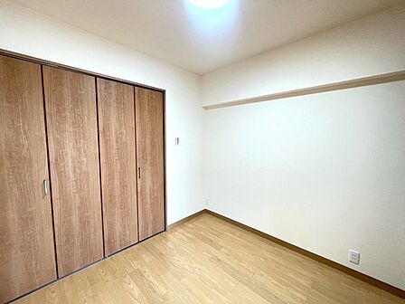 濃いめの木目調が、白い壁紙にマッチして木の暖かさを演出してます。
