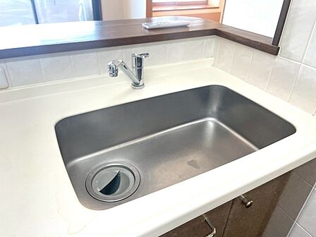 ステンレスのシンク。洗い物がしやすい深いタイプですので、片付けもきっとはかどります。