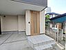 玄関：落ち着いたデザインの玄関です。 