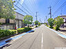 外観：前面道路含む現地写真 