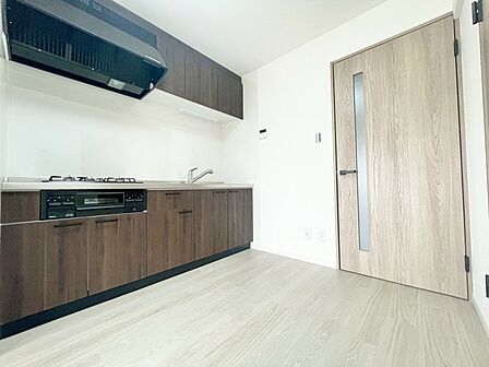 手を伸ばせばそこに収納が。安定した使用感の吊戸棚つきのキッチン空間。