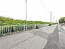 外観：前面道路含む現地写真 