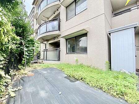 マンション一階部分の特権である庭付き住戸。戸建のような使用感で居住できます。 